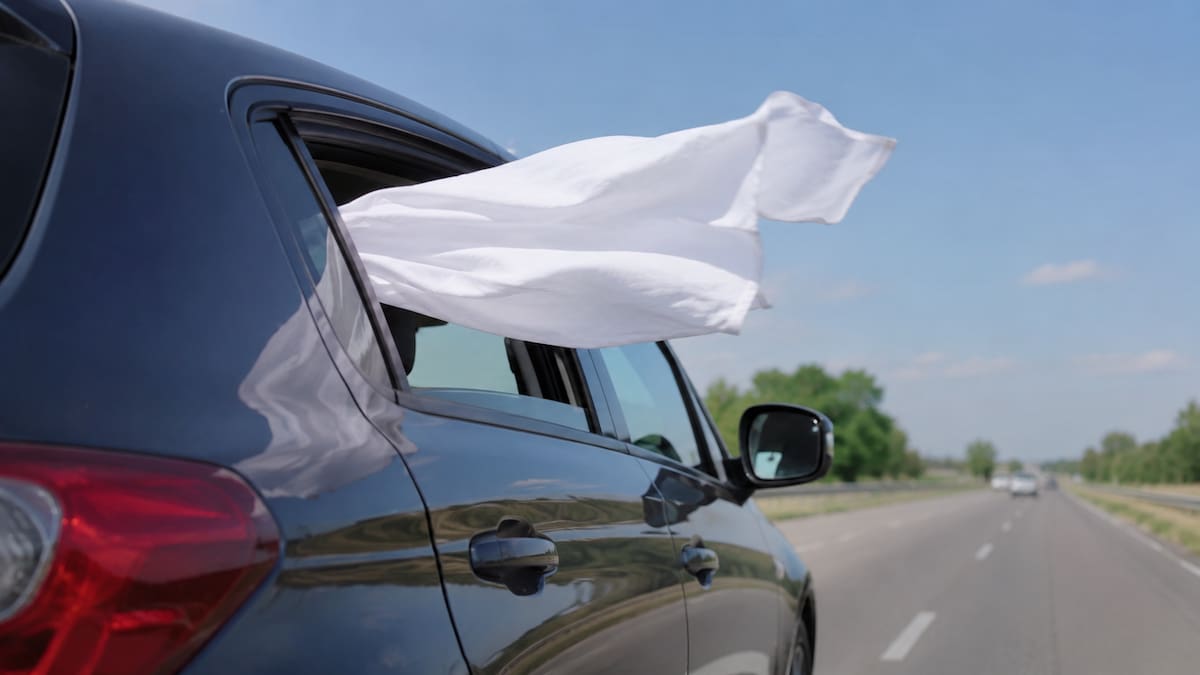 Qué significa una tela blanca colgada en la ventana de un auto y por qué no deberías ignorarla
