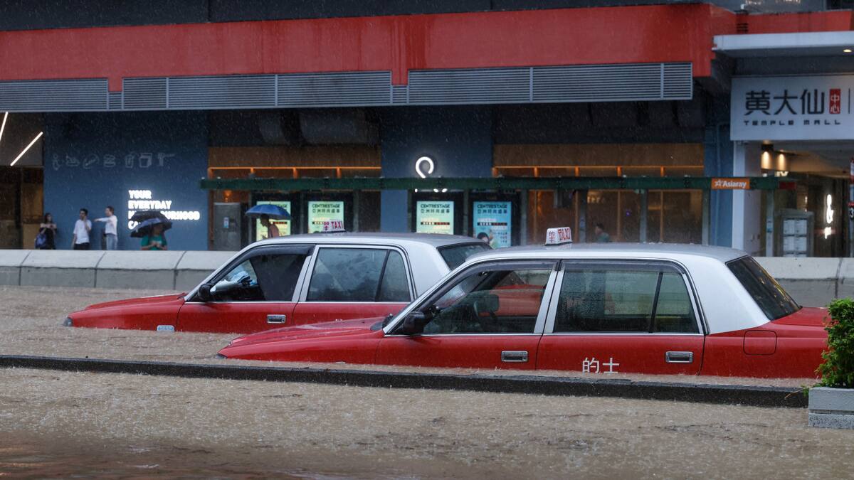 Autos bajo el agua por los tifones. Foto: Reuters