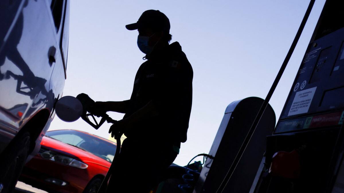 Autos, carga en estación de servicio. Foto: Reuters