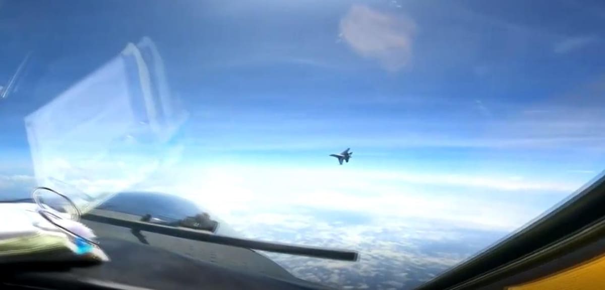 Avión caza de EEUU en el Mar de la China. Foto: captura de video Ruptly.