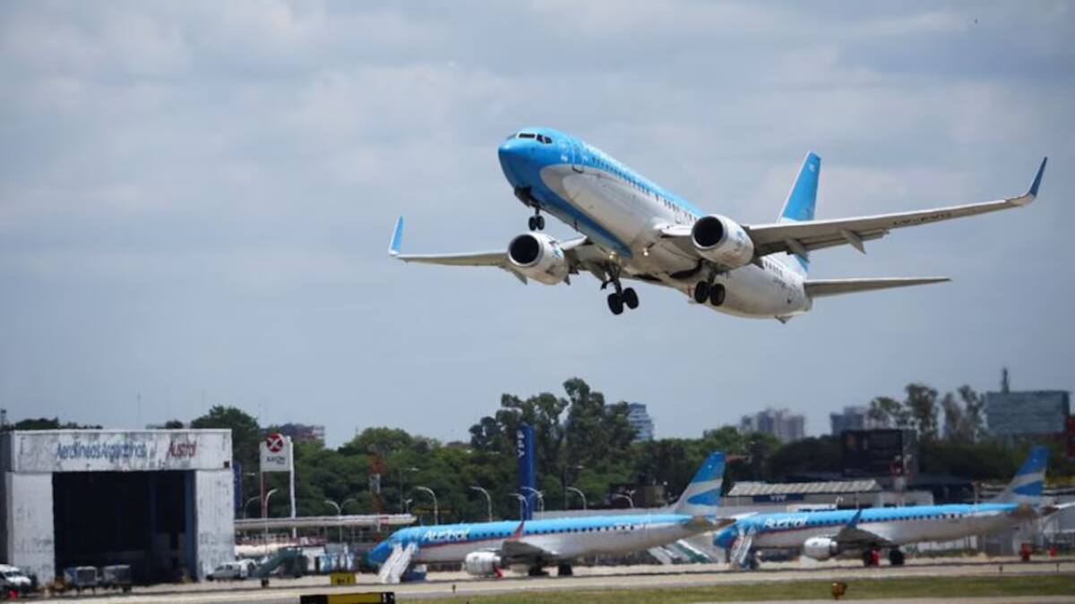 Avión de Aerolíneas Argentinas. Foto: Reuters/Agustin Marcarian