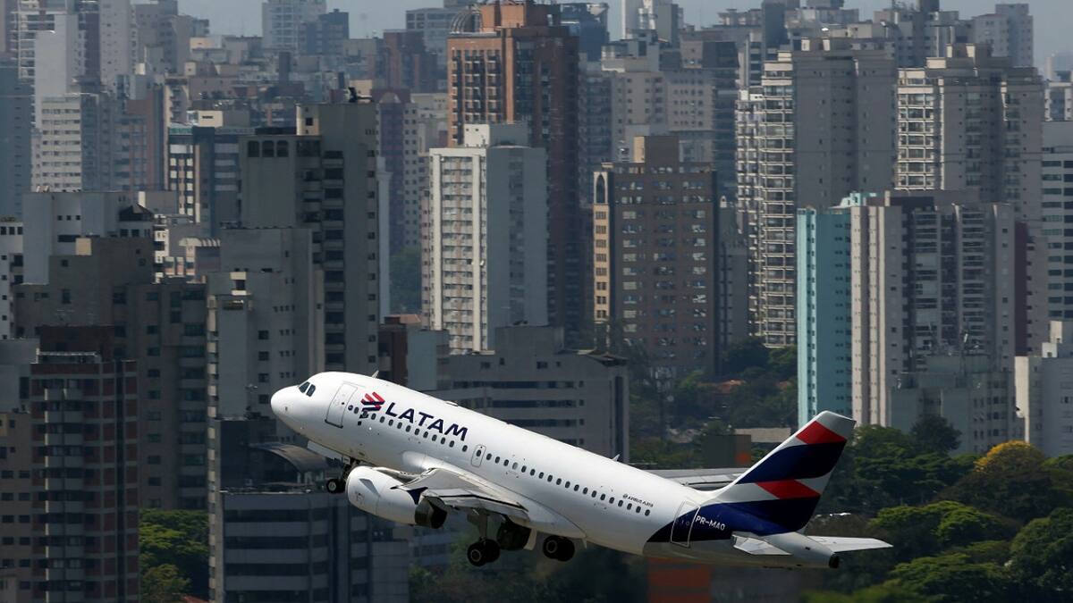 Avión de LATAM en aeropuerto de San Pablo, Brasil. Foto: Reuters.
