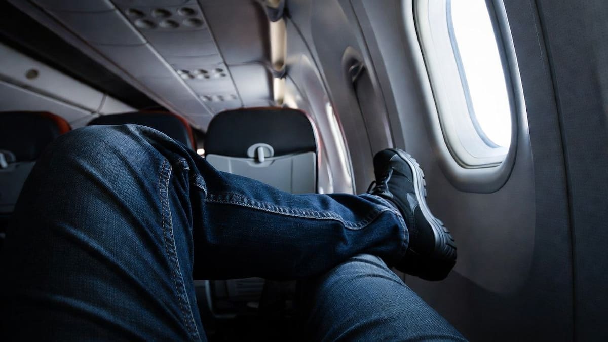 No es por comodidad: las razones por las que viajar en jean en avión no es una buena idea