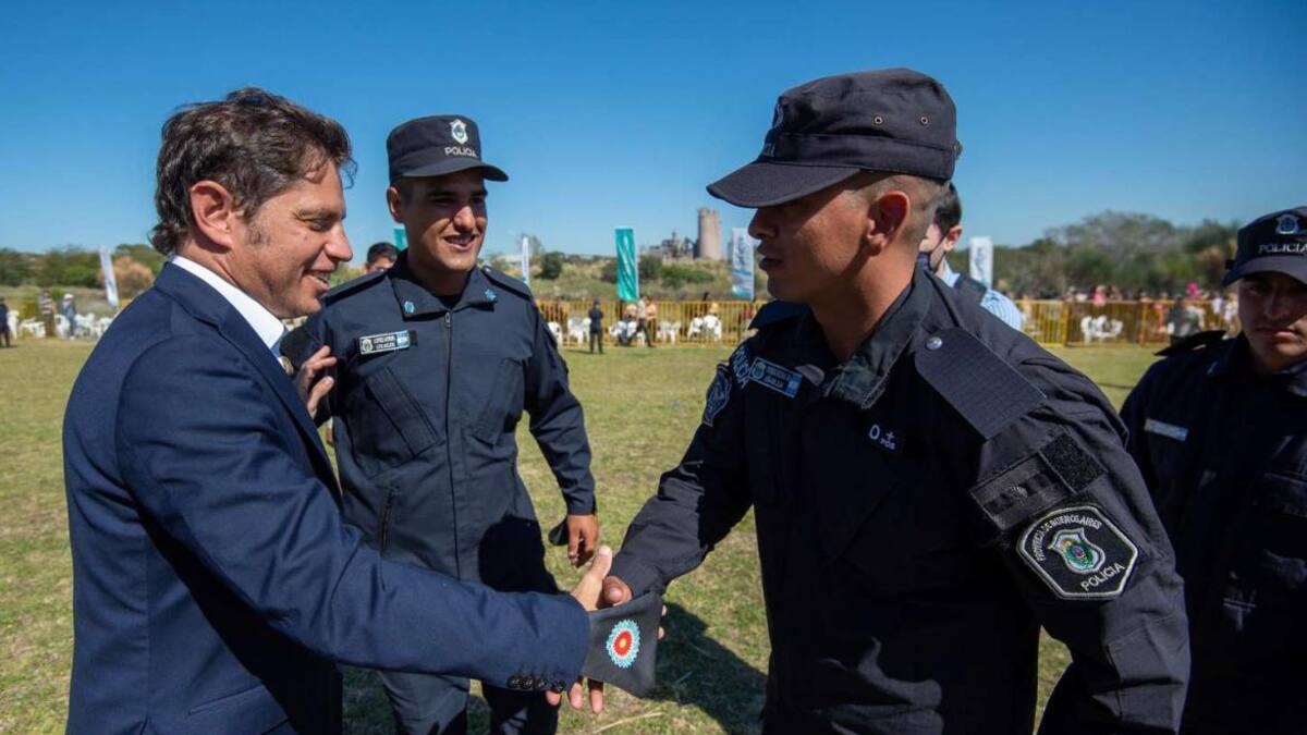 Axel Kicillof junto a policías bonaerenses. Foto: Gobernación PBA.
