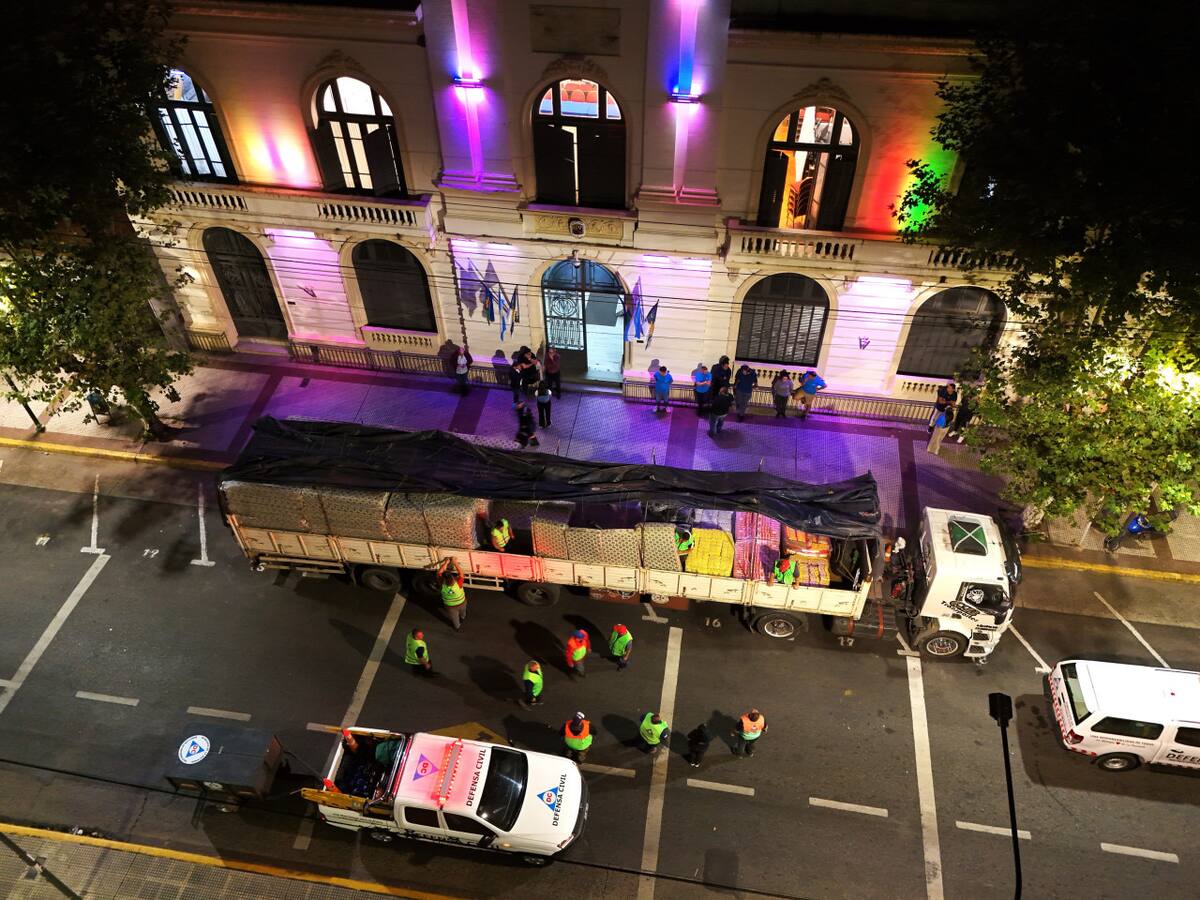 Ayuda del municipio y los vecinos de La Matanza para los afectados por el temporal en Bahía Blanca. Foto: Prensa.