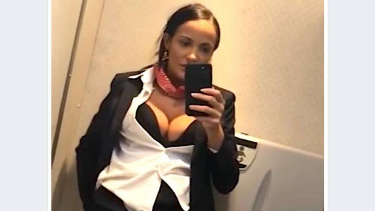 Mirá el striptease más sensual de una azafata en pleno vuelo