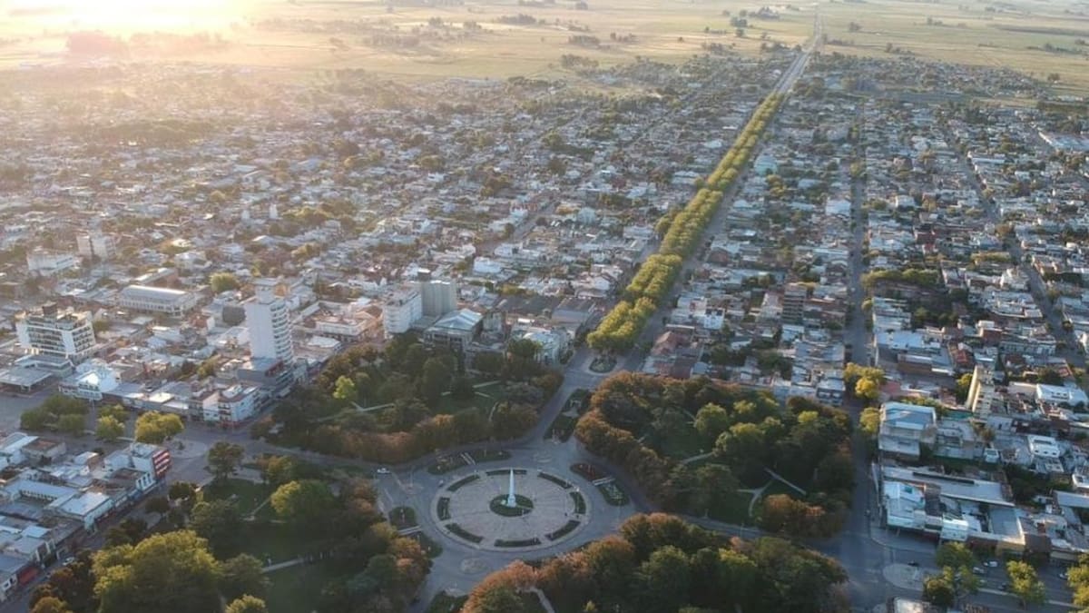 A unos 60 km de Mar del Plata y a casi 400 km de la Ciudad de Buenos Aires