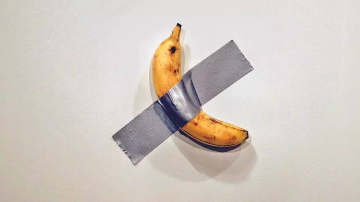 Banana pegada en la pared. Foto: EFE.