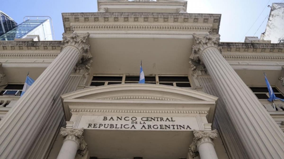 La advertencia de los bancos tras la flexibilización de los créditos en dólares anunciada por el Gobierno: “No habrá un boom inmediato”