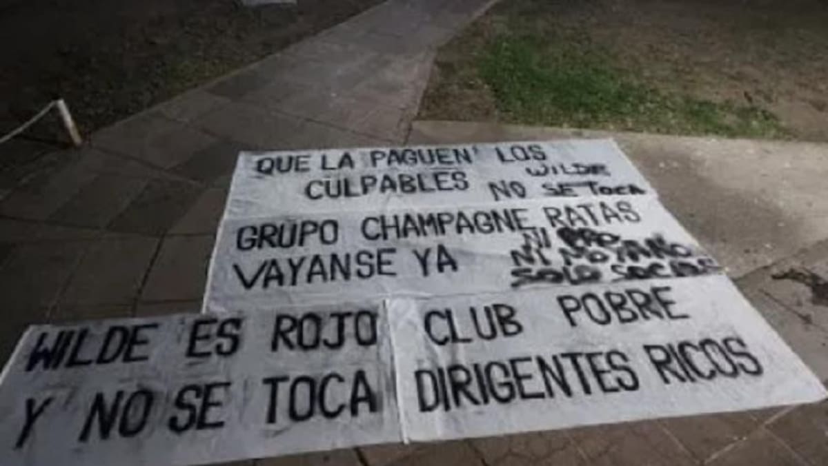 Bandera contra Independiente. Foto: NA.