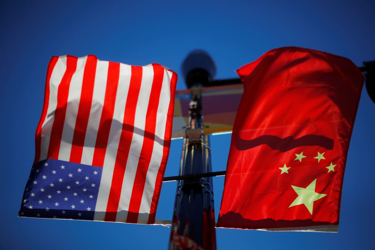Bandera de Estados Unidos; bandera de China. Foto: Reuters/Brian Snyder.