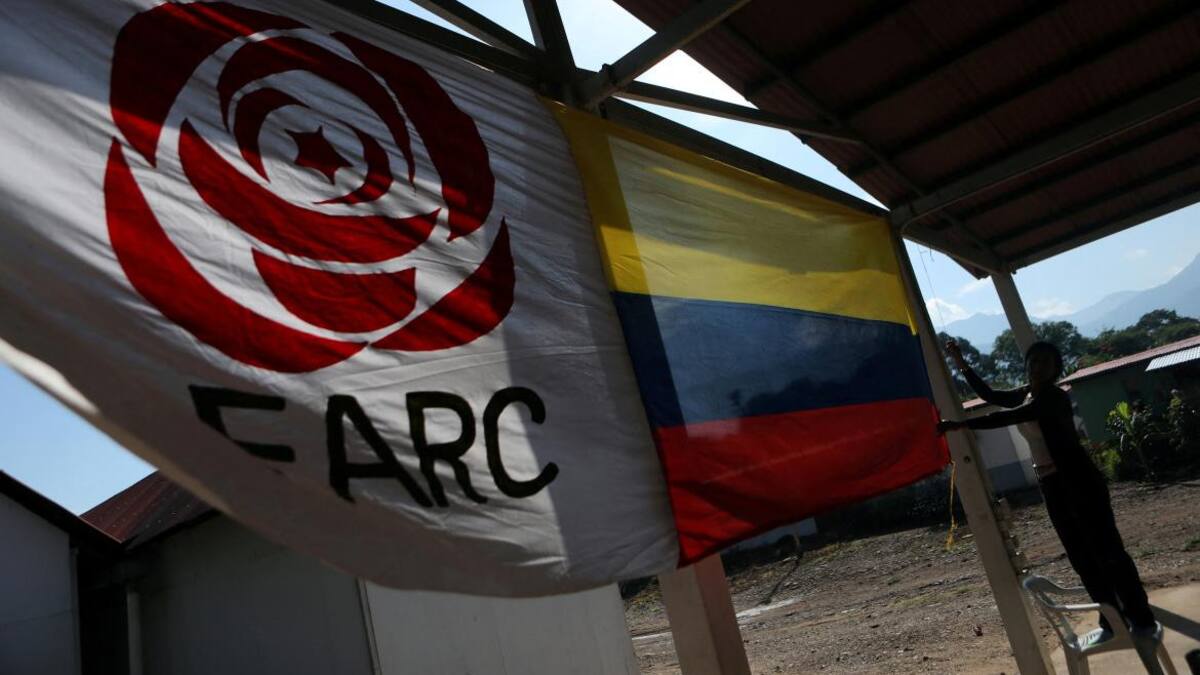 Bandera de las FARC junto a bandera colombiana_Reuters
