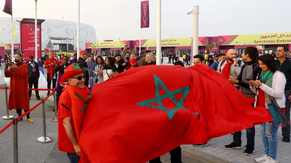Bandera de Marruecos y festejos por su inesperada posición en el Mundial. Foto: Reuters.