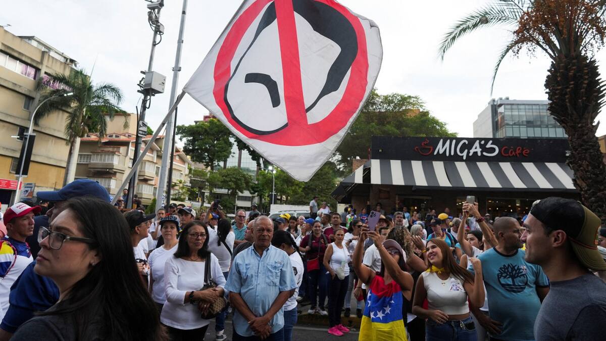 Bandera en contra de Nicolás Maduro; elecciones en Venezuela. Foto: Reuters