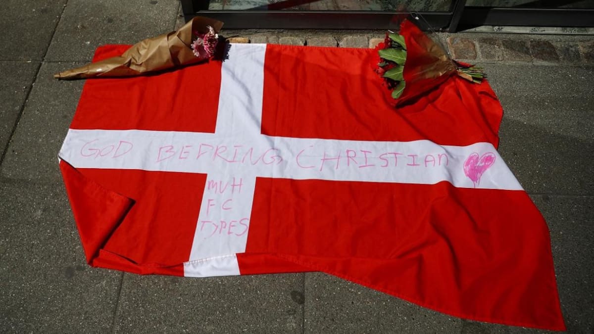 Bandera en la puerta del hospital donde esta itnernado Christian Eriksen, Reuters.