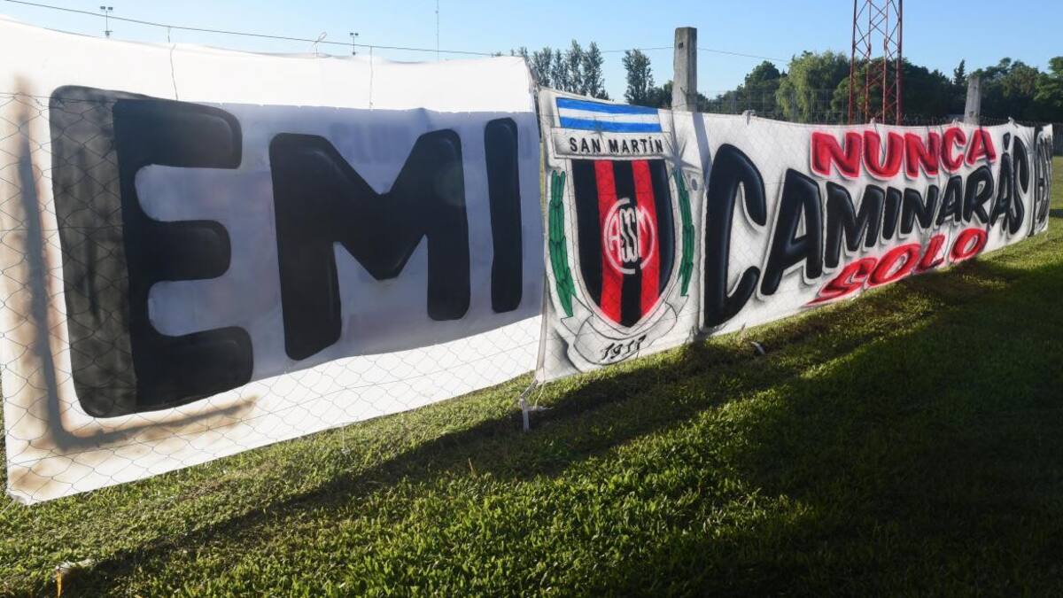 Bandera para Emiliano Sala en Progreso, su pueblo Natal (Reuters)