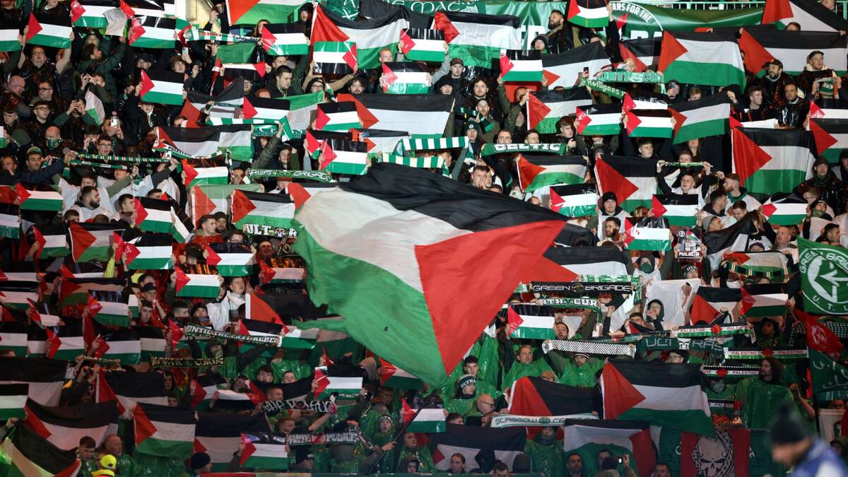 Banderas de Palestina en el encuentro entre Celtic y Atlético Madrid por la Champions League. Foto: EFE.