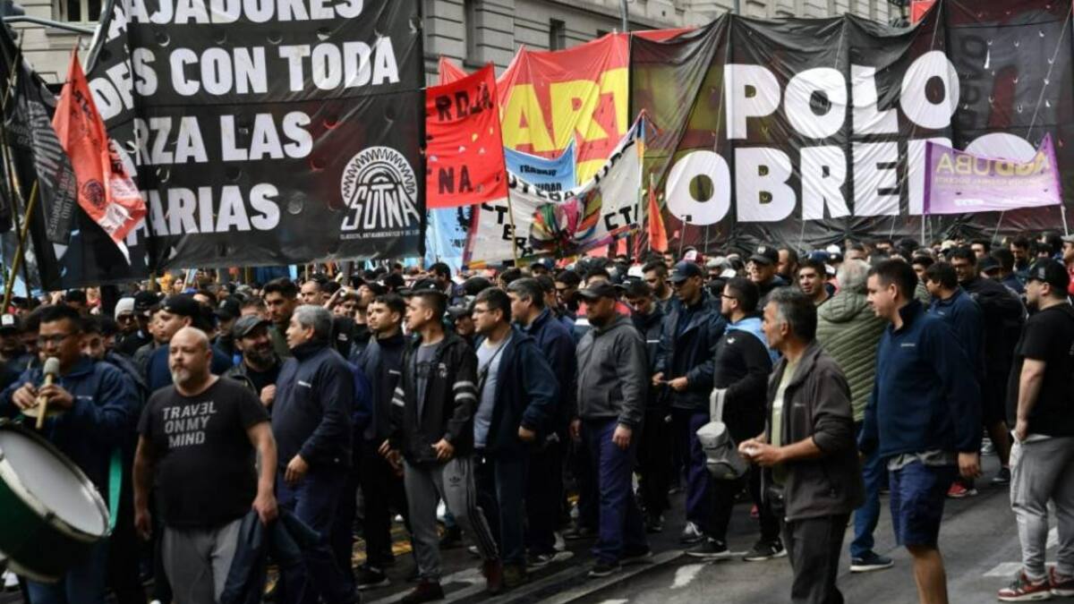 Banderas del Polo Obrero en las afueras del Ministerio de Trabajo, donde el SUTNA y empresarios dirimen sus diferencias. Foto: NA.