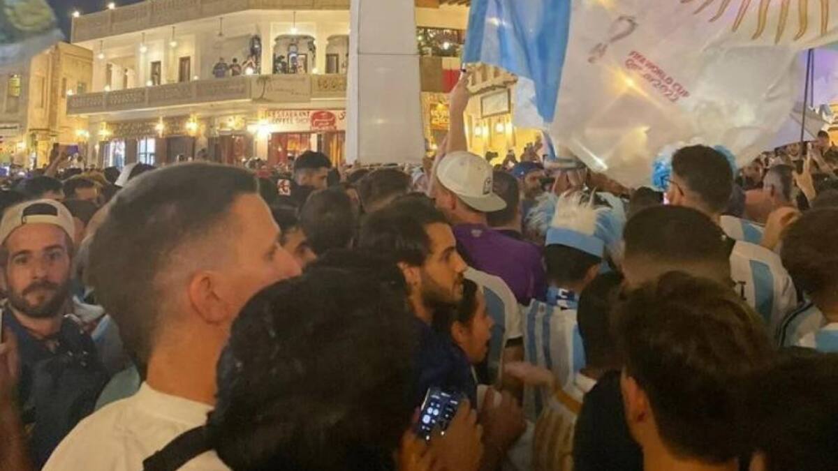 Banderazo argentino en Qatar. Foto: NA.