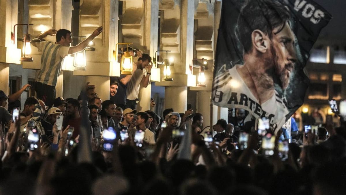Banderazo argentino en Qatar. Foto: Telam.