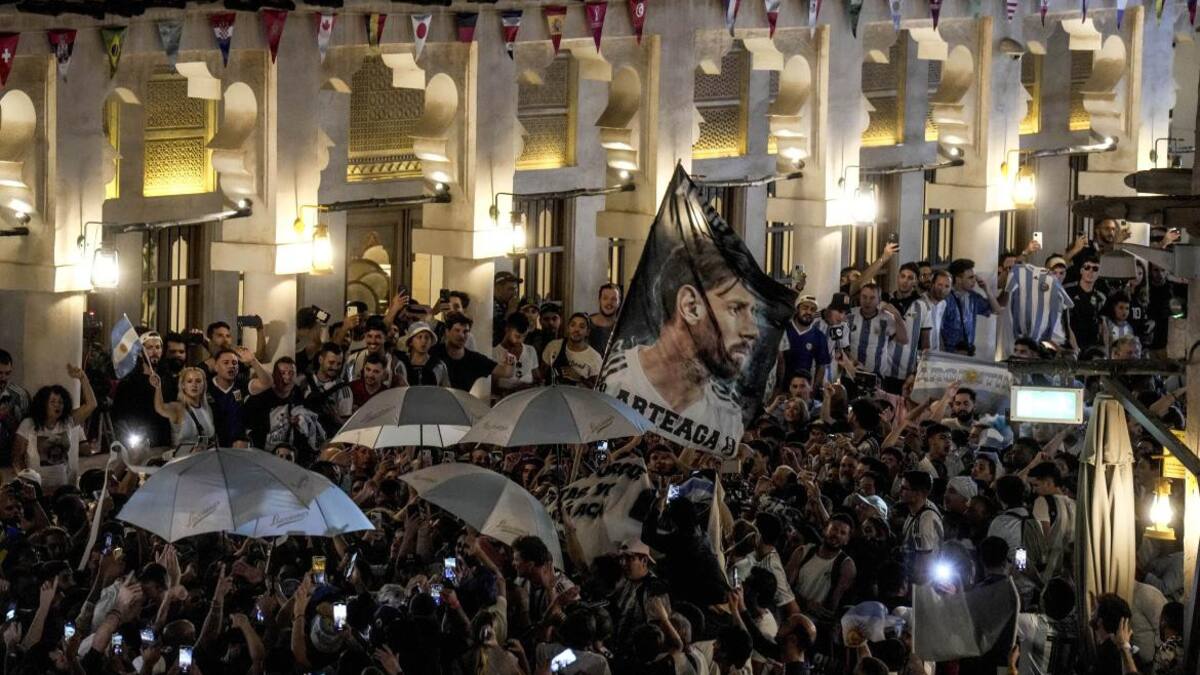 Banderazo argentino en Qatar. Foto: Telam.
