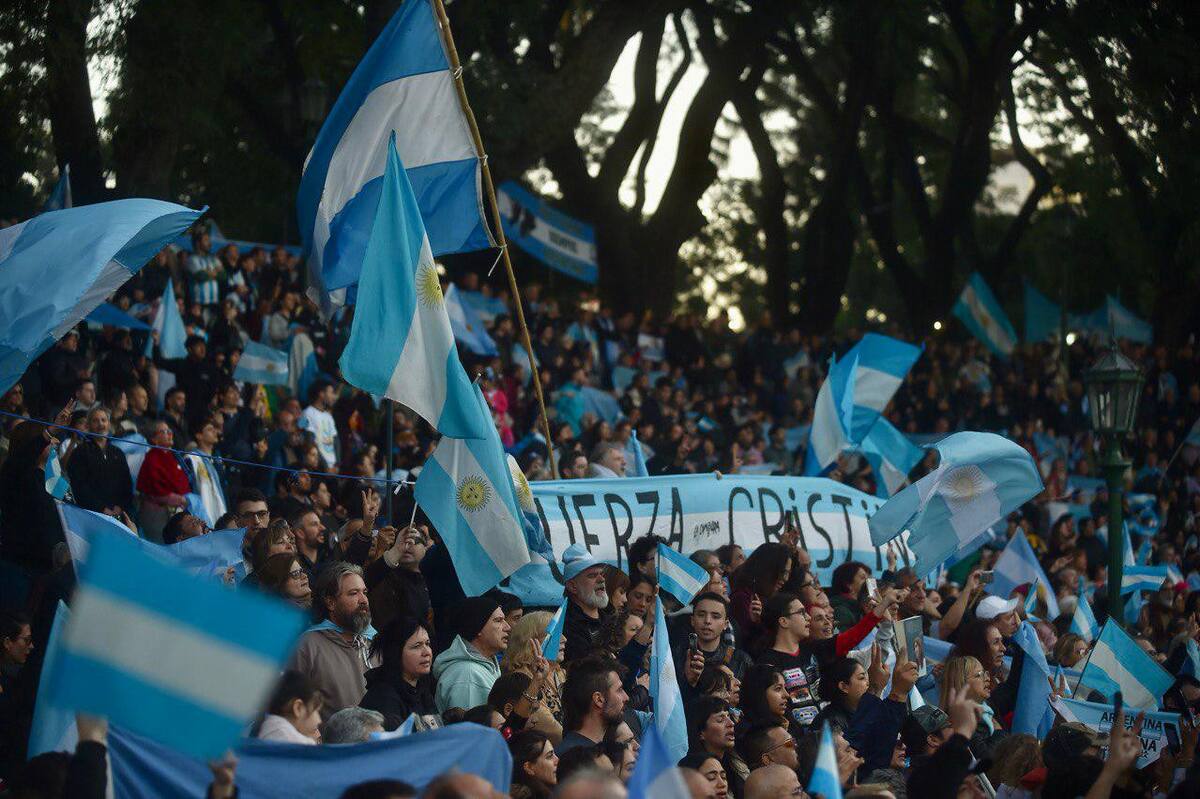 Banderazo en apoyo a Cristina Kirchner en Parque Lezama.