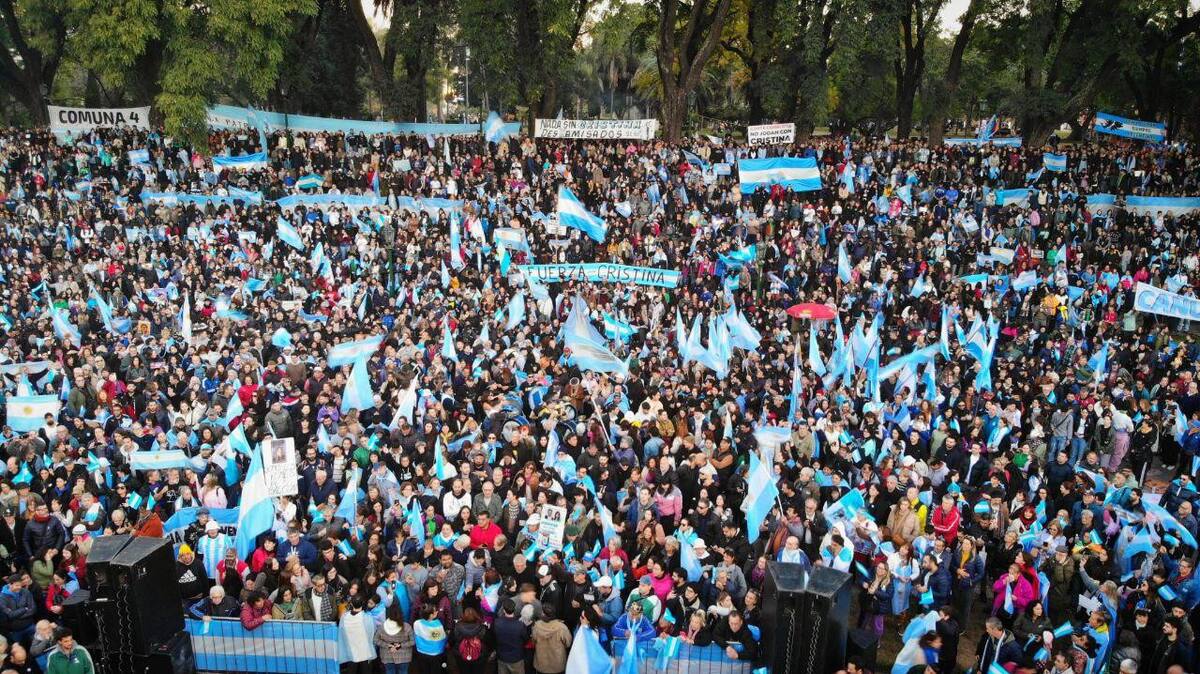 Banderazo en apoyo a Cristina Kirchner en Parque Lezama.