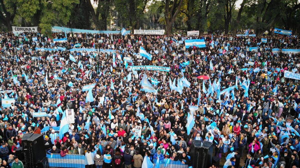 Banderazo en apoyo a Cristina Kirchner en Parque Lezama.