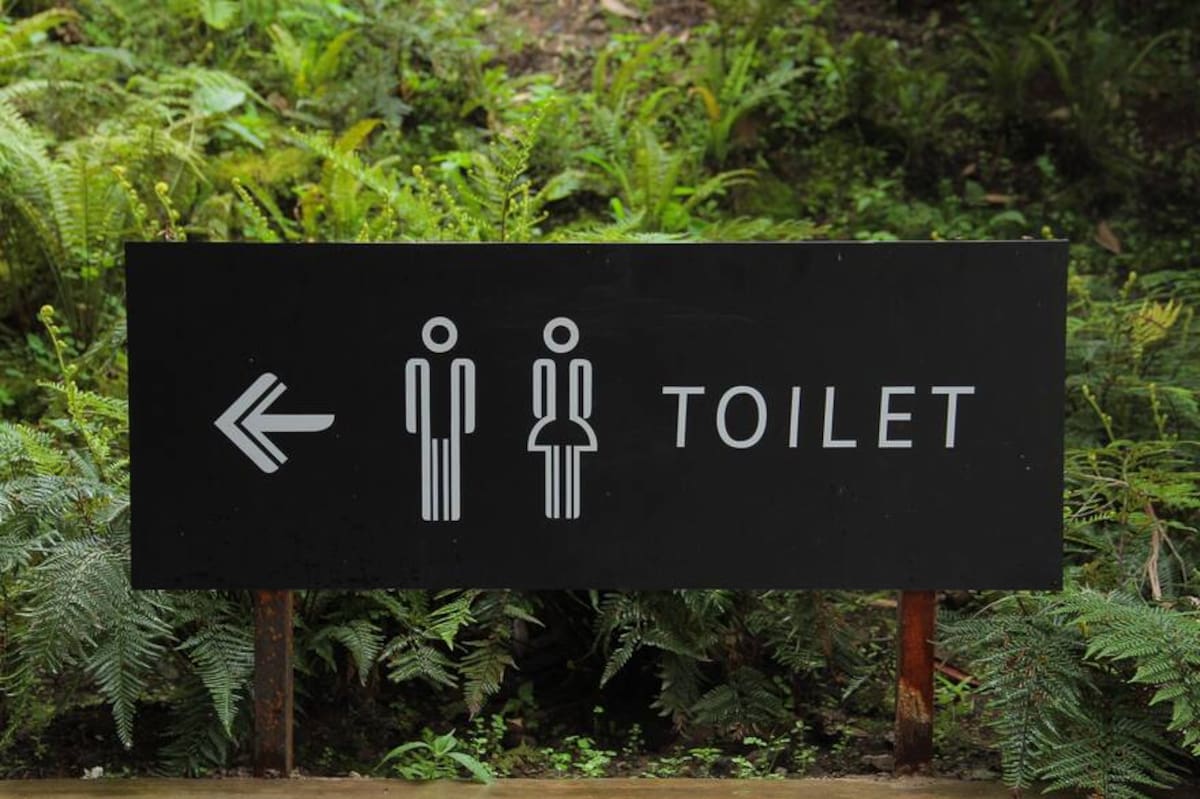 Baño para hombres y mujeres.