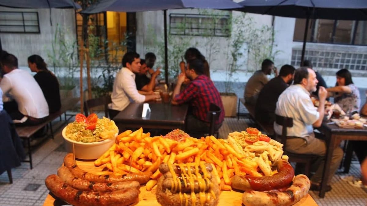 Cerveza, salchichas y schnitzel: los bares alemanes que están revolucionando Buenos Aires