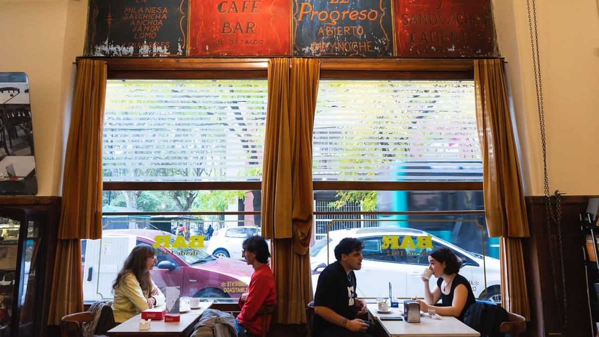 Bar El Progreso: el Café Notable que se convierte cada tanto en set de filmación y ya es parte de la historia audiovisual argentina