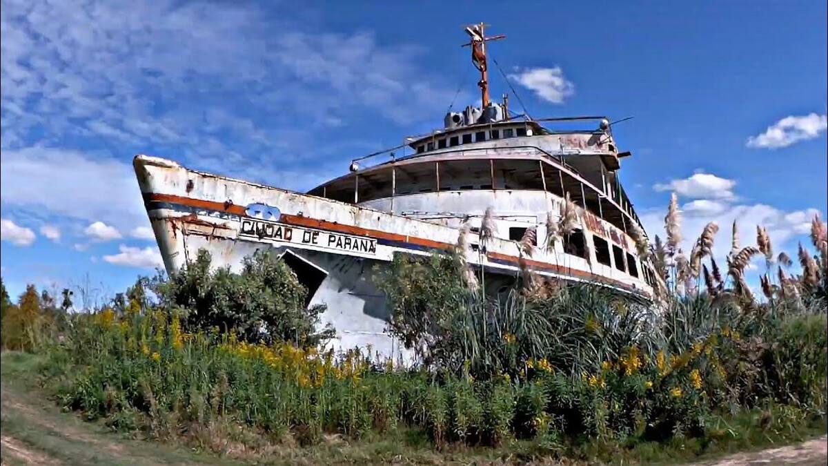 Barco "Ciudad de Paraná". Foto: X