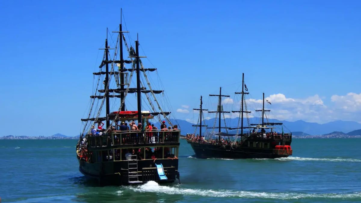 Barco Pirata en Florianópolis, Brasil. Foto: Escuna Martin.