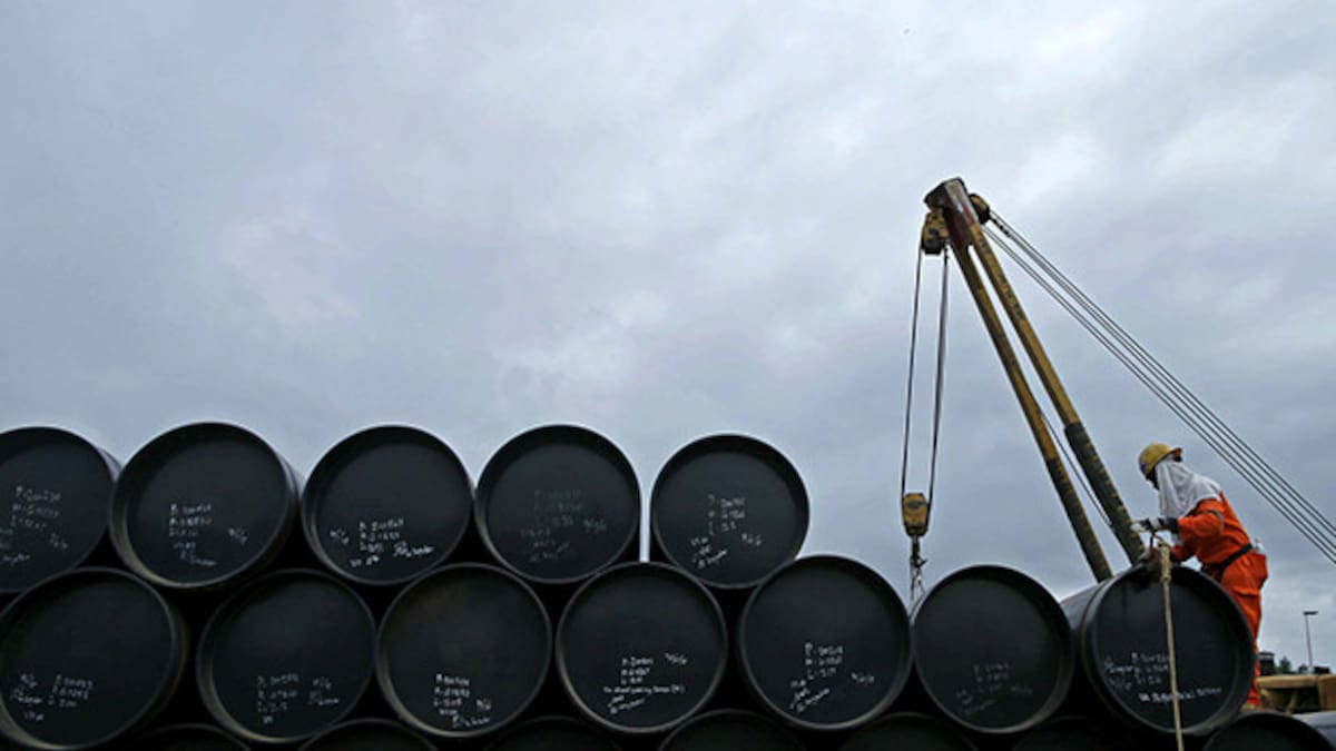 ¿Cómo impacta la variación del precio del barril de petróleo en el riesgo país y la economía argentina?