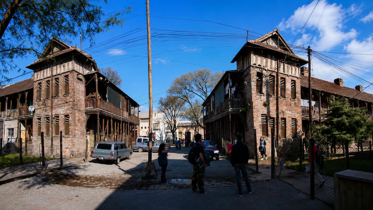 El barrio inglés oculto que sobrevive entre camiones, galpones y vías: parece un rincón de Liverpool detenido en 1889