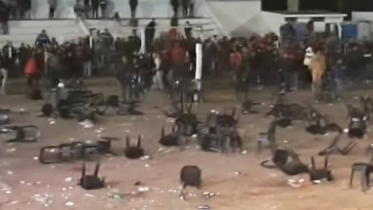 Batalla campal - recital de la Mona Jimenez