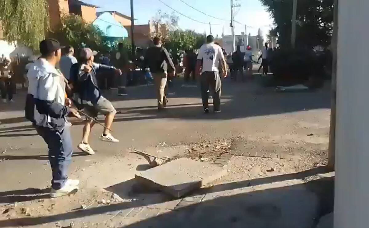 Batalla campal en la localidad de Plátanos, Berazategui. Foto: captura de pantalla.