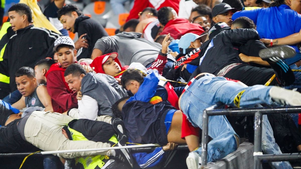 Batalla campal entre hinchas de Junior y Atlético Nacional en Colombia. Foto: @jsebaswe.