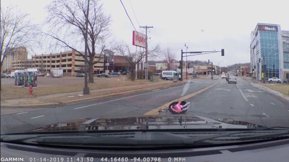 BEBÉ DESPEDIDO DE UN AUTO