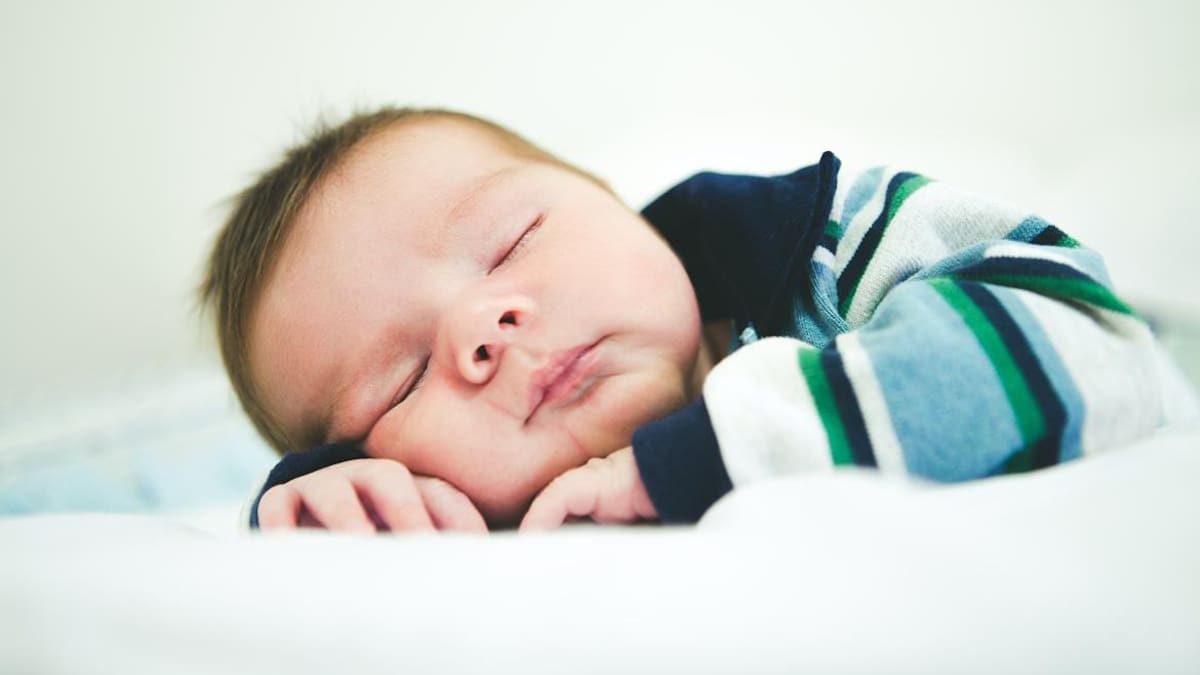 Bebé durmiendo; síndrome de muerte súbita del lactante. Foto: Unsplash.