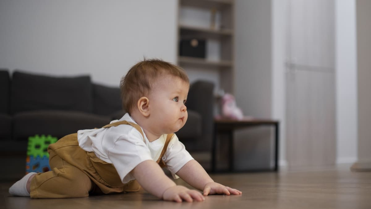 Los bebés suelen empezar a caminar entre los 8 y los 18 meses. Foto Freepik