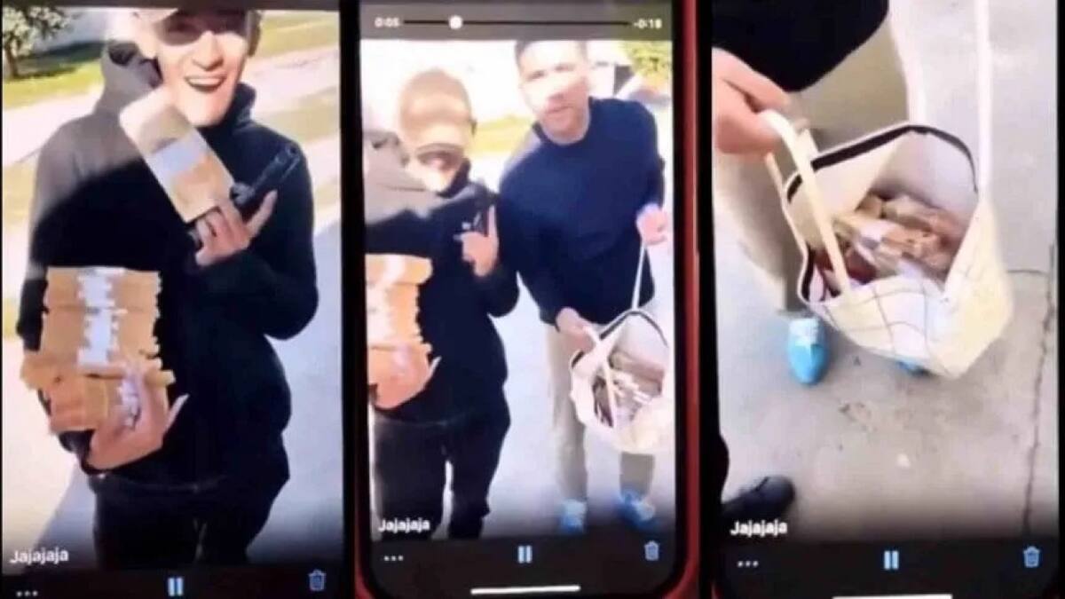 Bebelo Reynoso con fajos de billetes y acompañado por un joven con un arma en Córdoba. Foto: Captura de video.