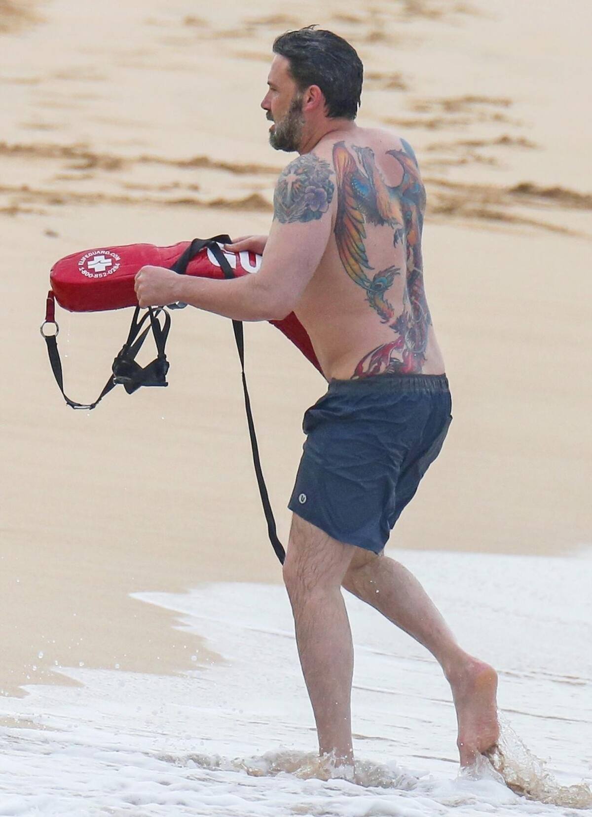 Ben Affleck mostró su enorme y majestuoso tatuaje secreto