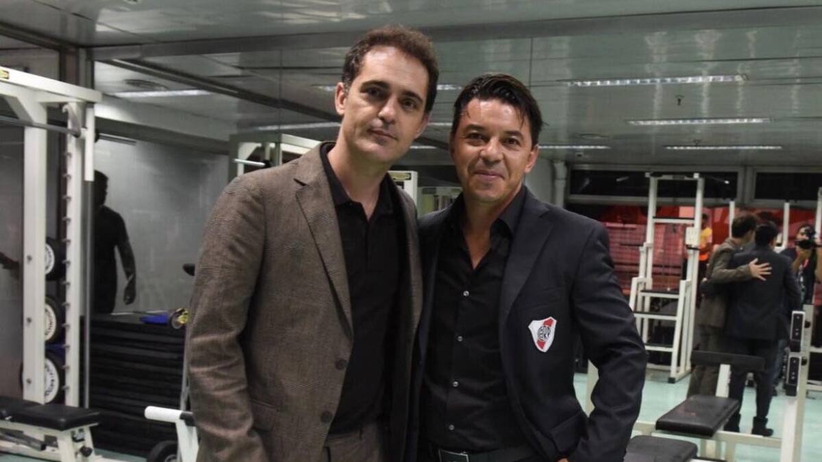 Berlín de La Casa de Papel en el Monumental, Pedro Alonso y Marcelo Gallardo (Twitter @CARPoficial)