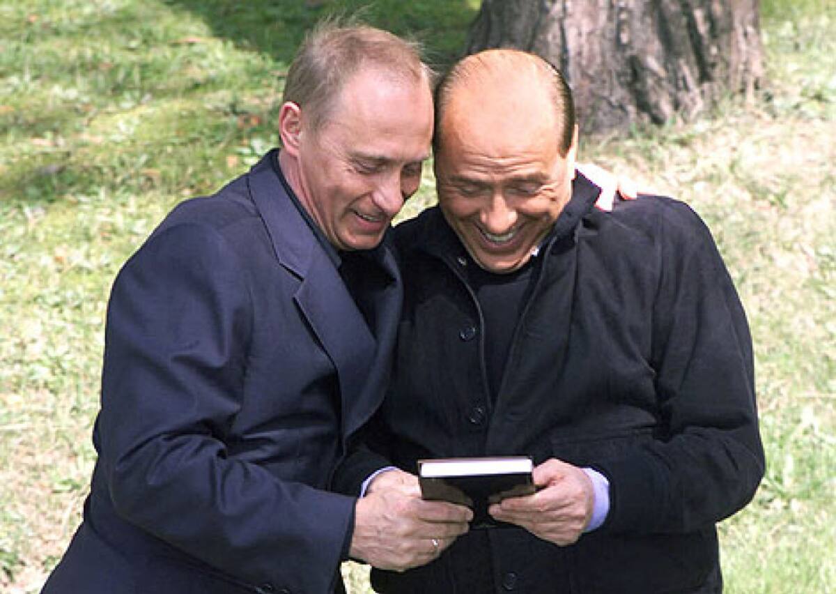 Berlusconi visitando a Putin tras la anexión de Crimea. Fuente: Twitter: (@logela_).