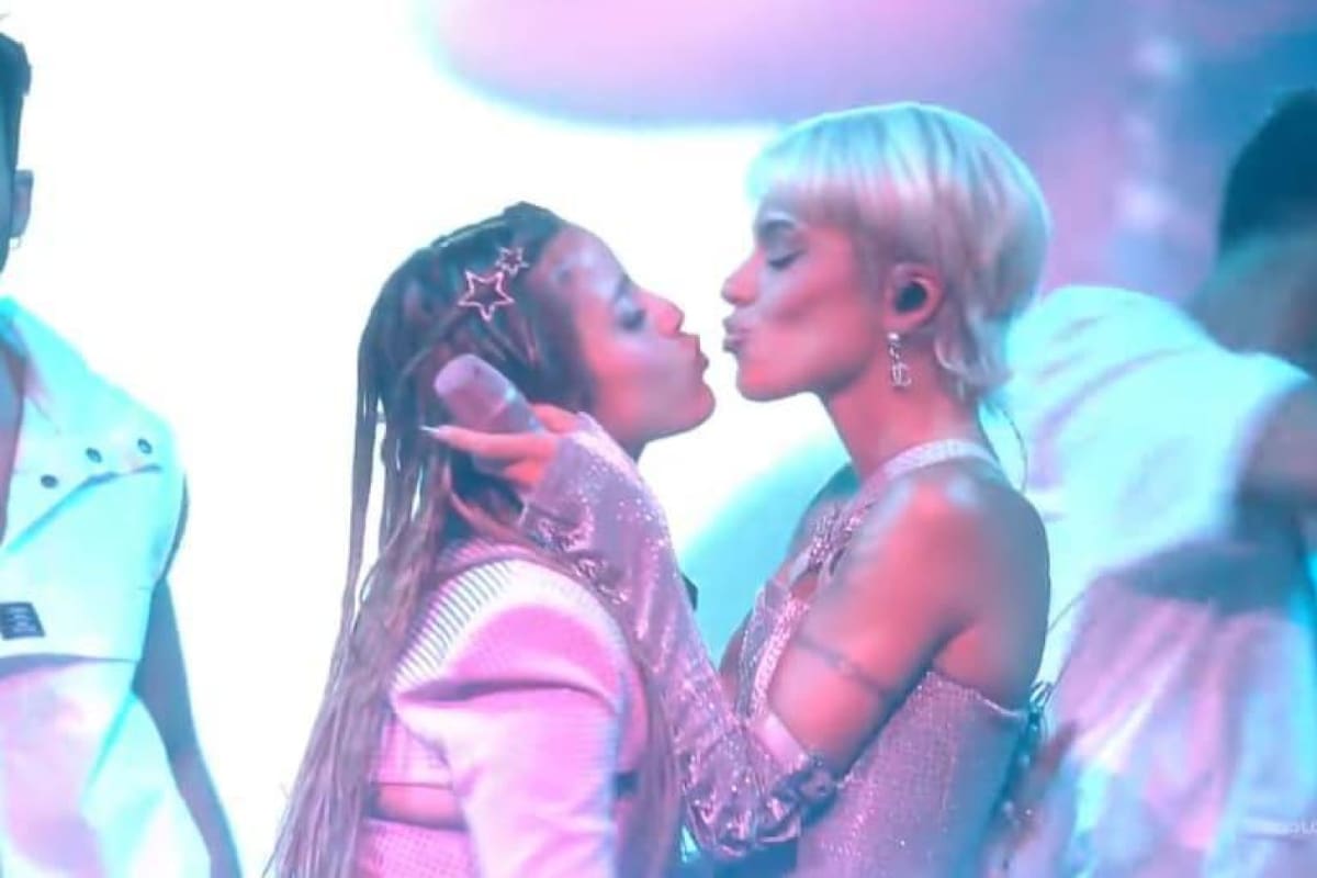 Beso entre Emilia Mernes y Tini Stoessel en los premios Lo Nuestro. Foto: Captura de video.