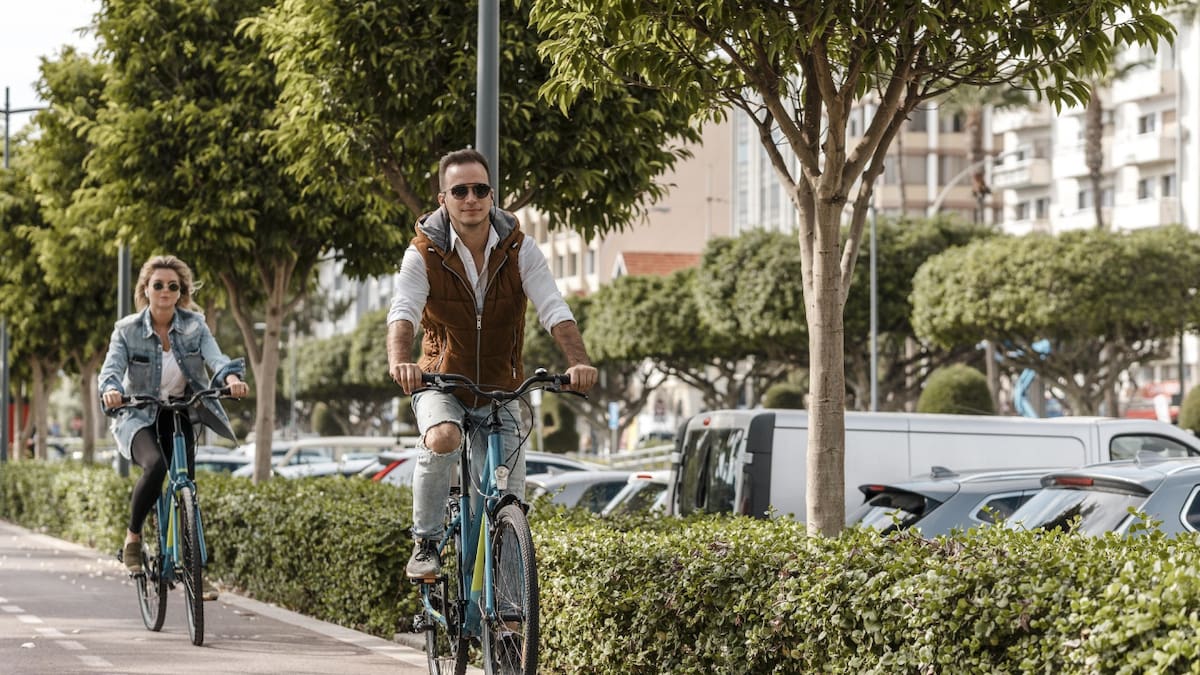 La edad mínima permitida para circular en bicicleta en la via pública. Foto Freepik