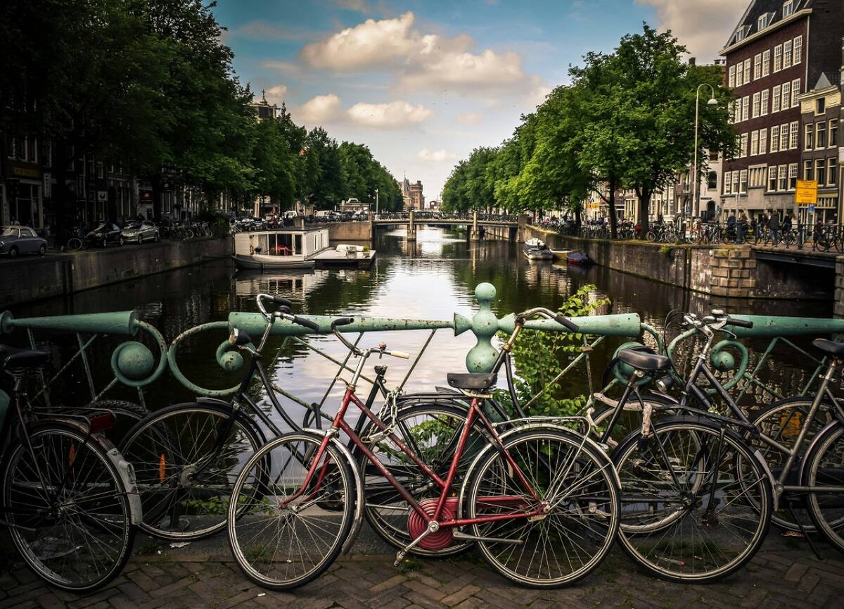 Bicicletas en Ámsterdam, Países Bajos. Foto: Unsplash.