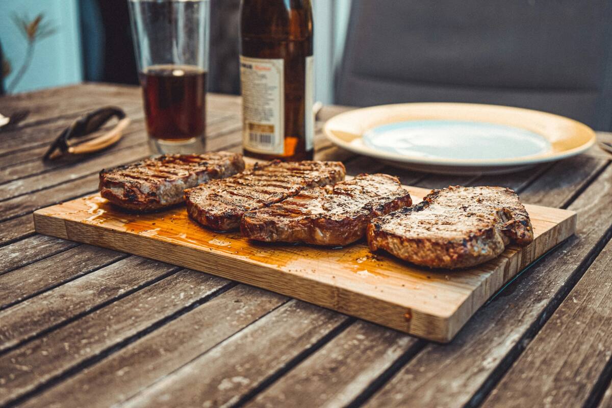 Bife, asado, parrilla. Foto Unsplash.