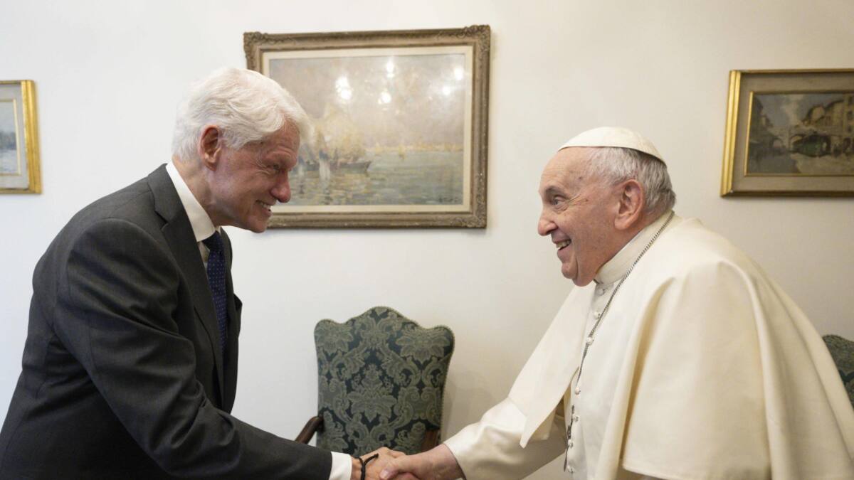 Bill Clinton con el Papa Francisco en el Vaticano. Foto: EFE.